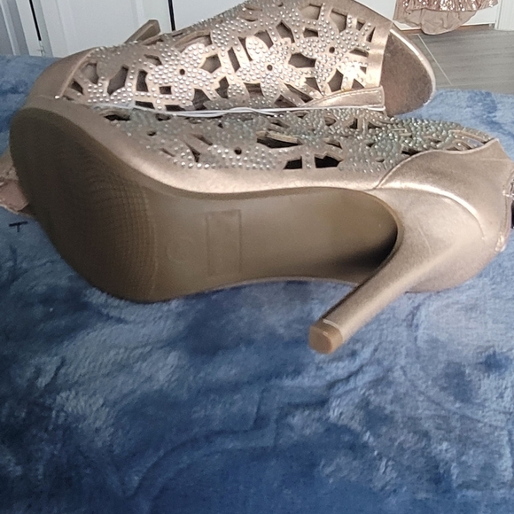 Madeline Stuart Floral Design Rose Gold & Rhinestone Peep-Toe Heels Size 8 - Picture 4 of 7